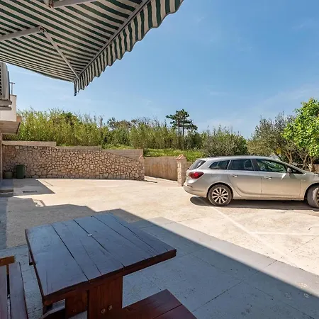 Apartmán Beautiful In Pag With House Sea View Pag Town